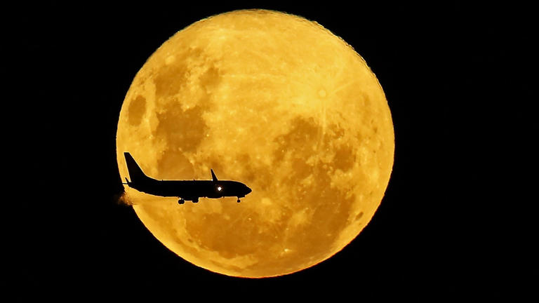 Supermoon secrets: Did the Moon really come close to Earth last night ...