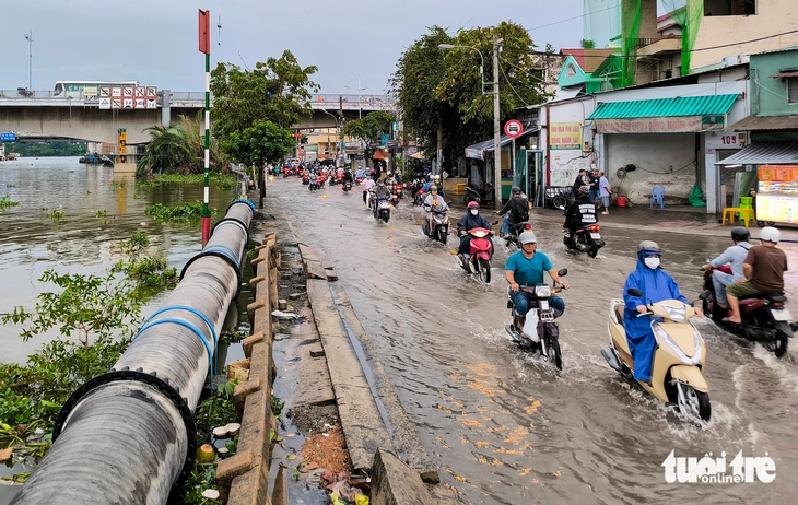 Nâng đường Trần Xuân Soạn có lãng phí khi ở ngay cạnh dự án chống ngập?
