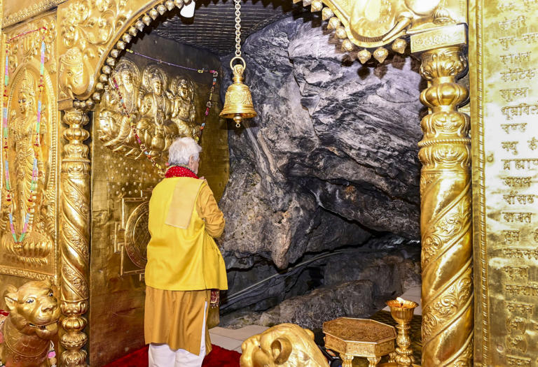LG Sinha pays obeisance at Vaishno Devi shrine