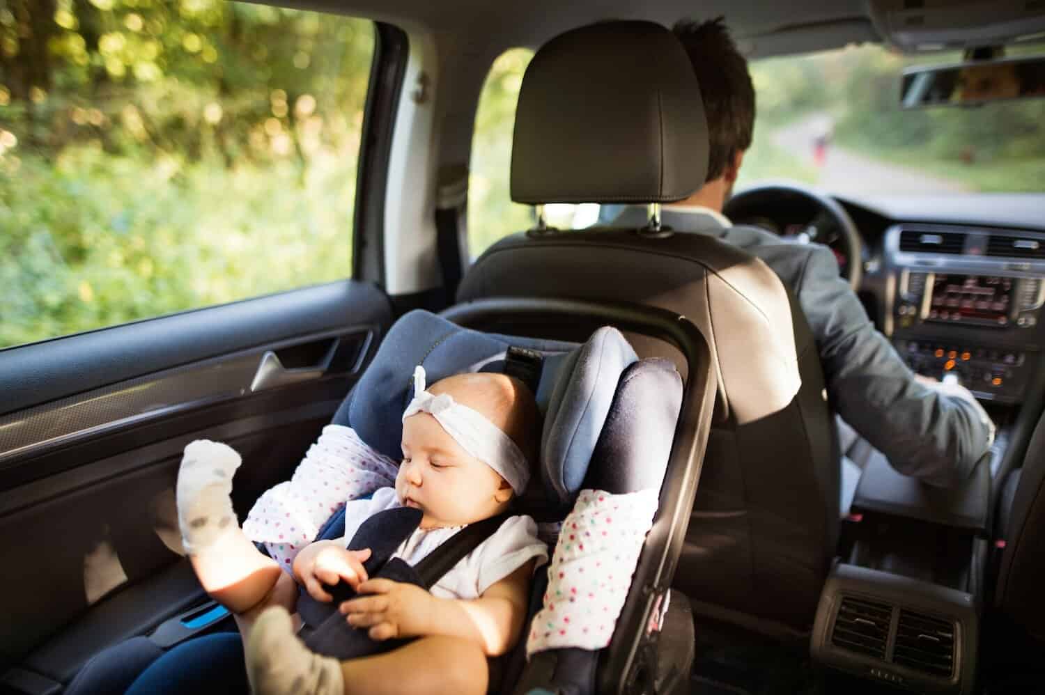 Crianças no carro: as quatro coisas que mais estão a multar os pais