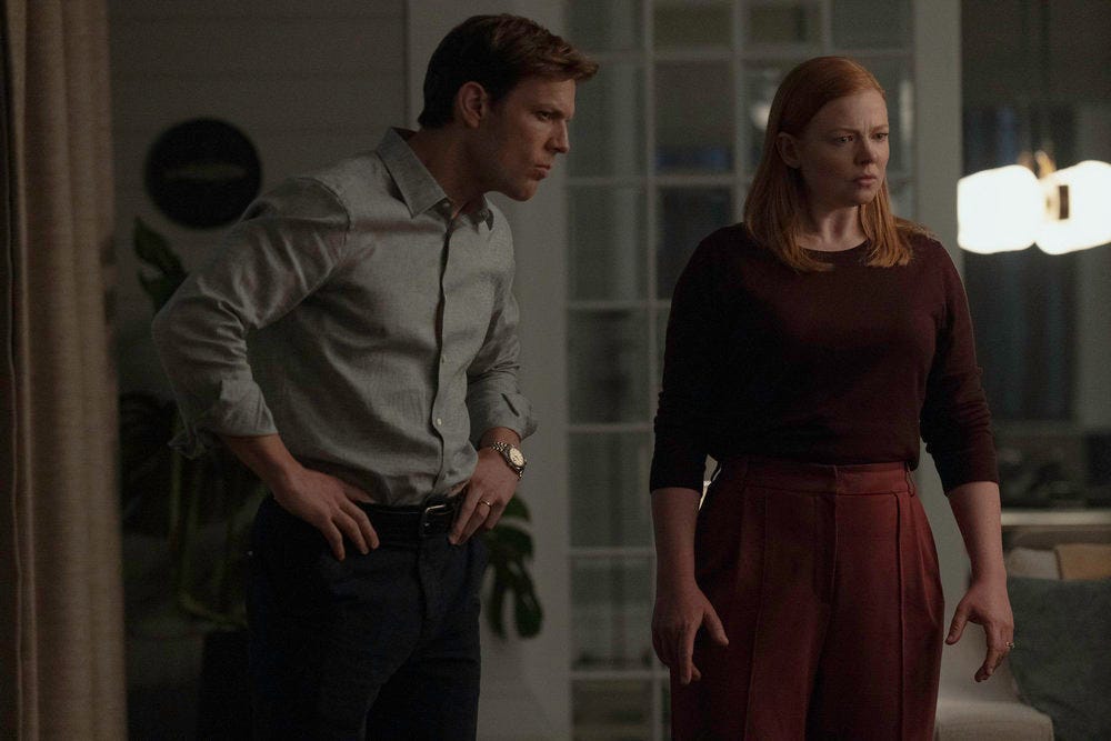 Jake Lacy como Peter y Sarah Snook como Marissa en "Todo culpa suya".