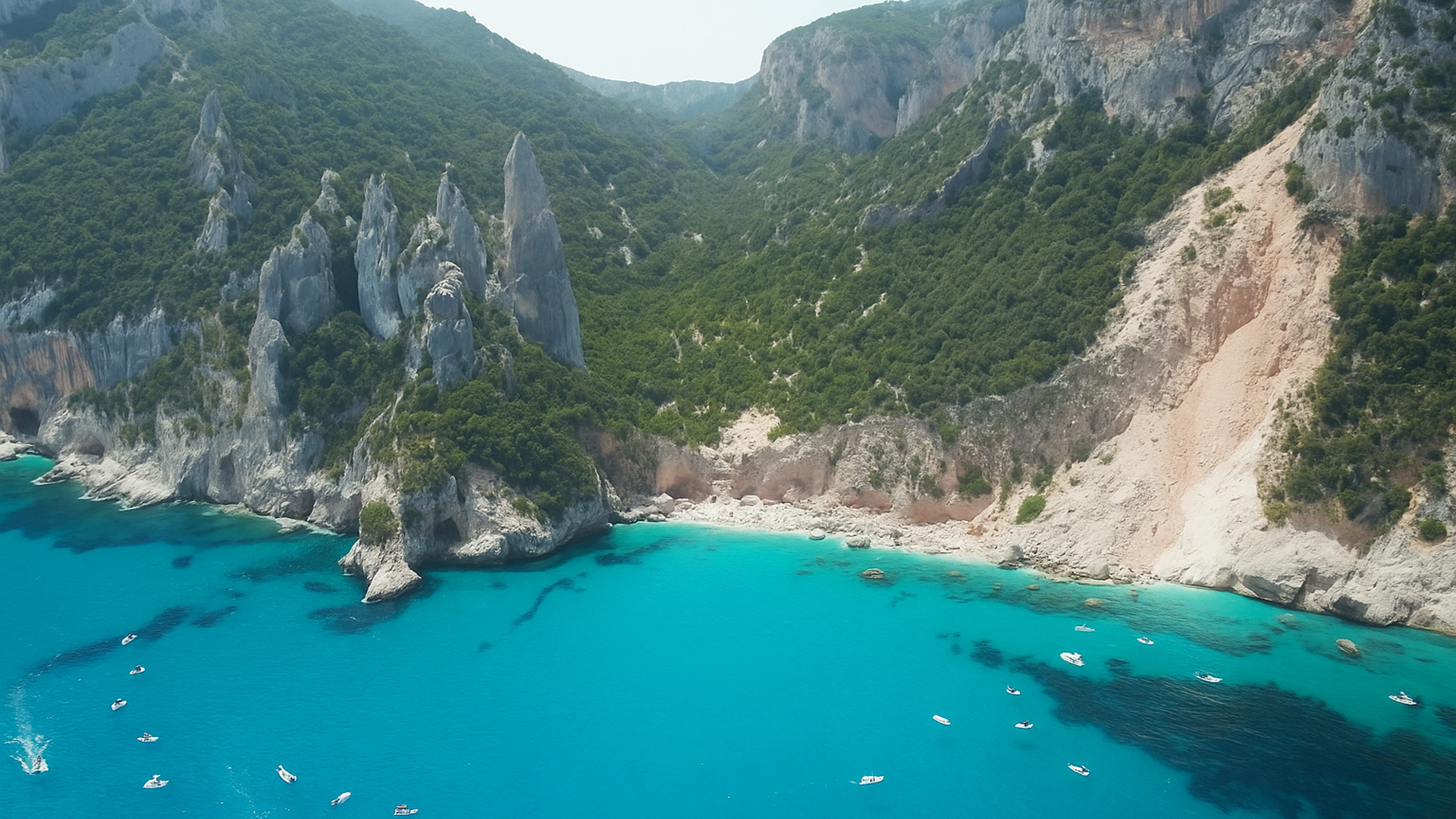 Skrytá pláž pod útesy Sardinie