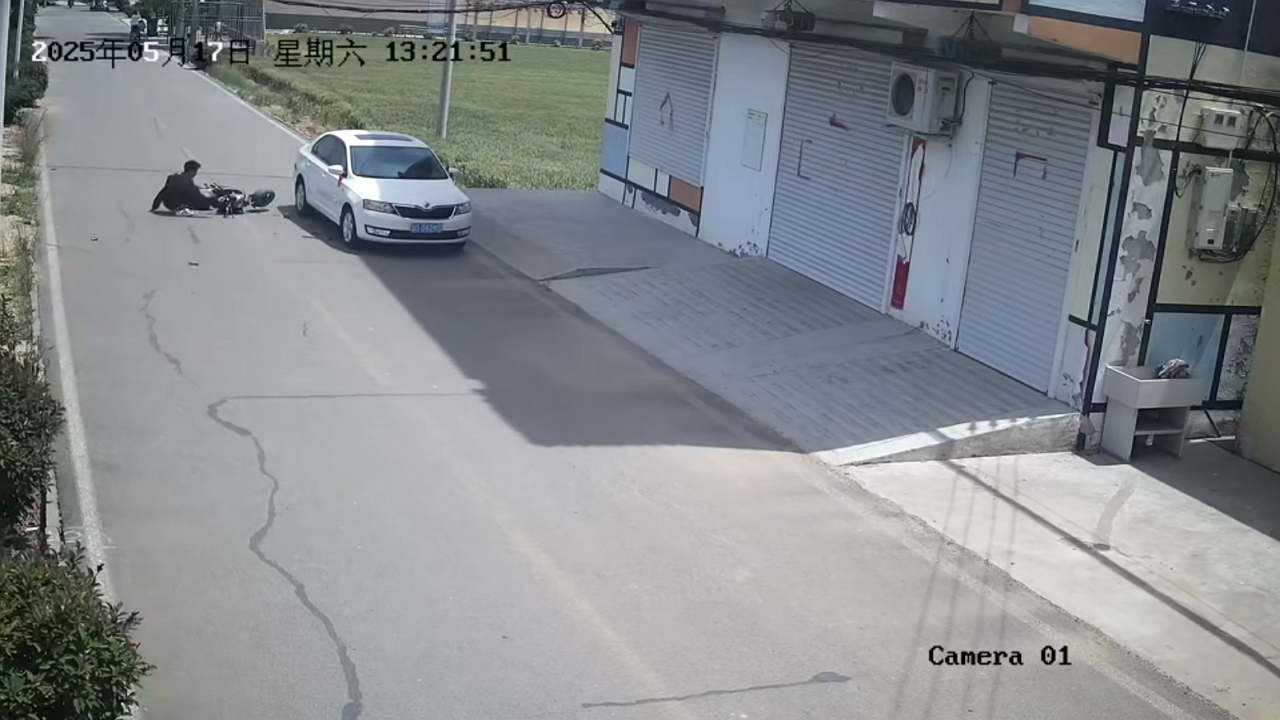 Motorcycle crashes into parked car in Hebei, China