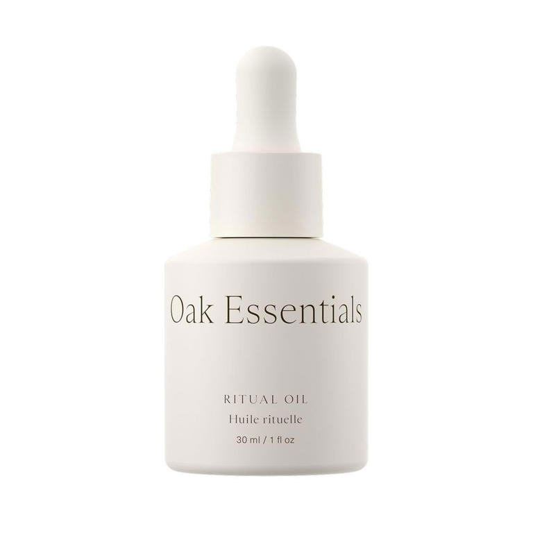 Sarah Paulson's makeup artist uses this facial oil on the All's Fair ...