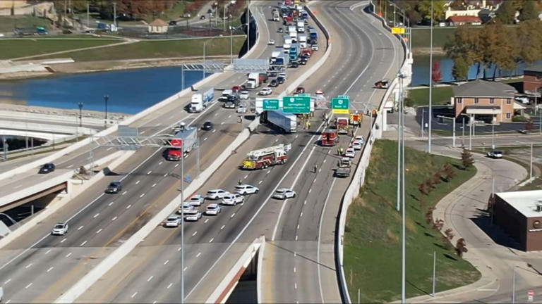 1 killed in multi-vehicle crash involving Amazon semi on I-75 NB