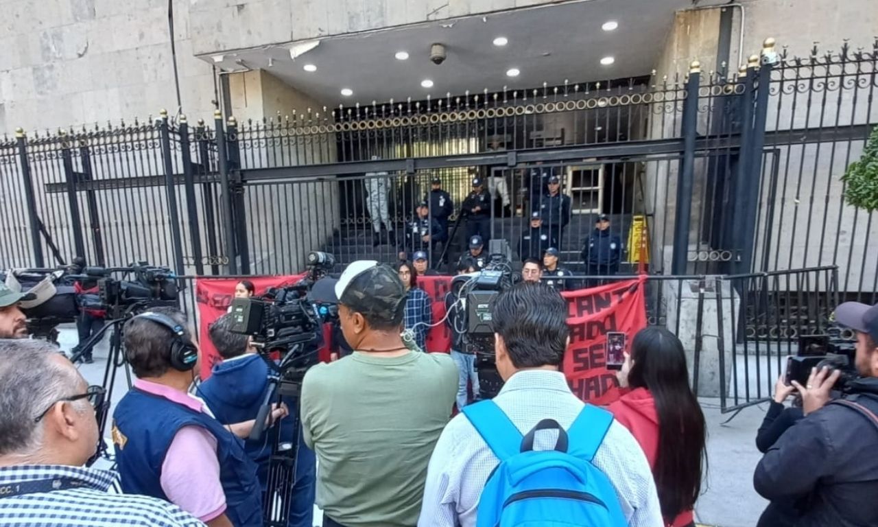 Estudiantes exigen justicia por el asesinato de Carlos Manzo en ...