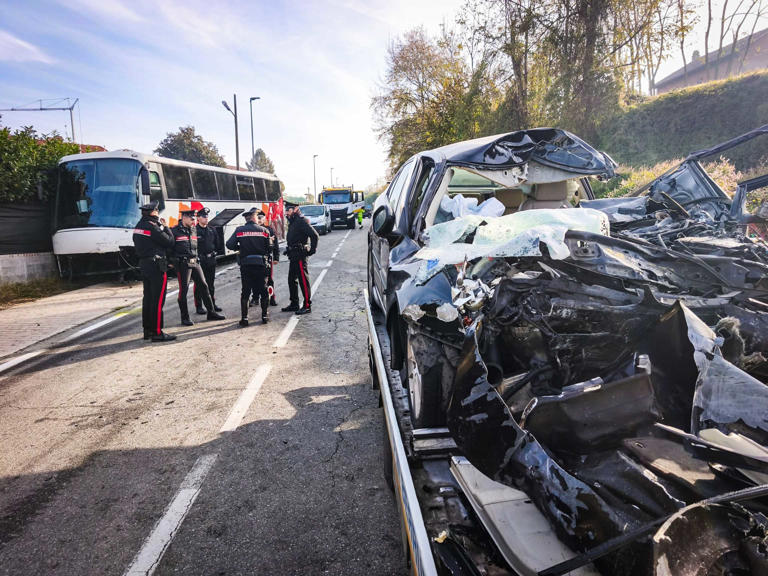 Scontro auto-bus scuola nel Torinese, un morto e 20 feriti