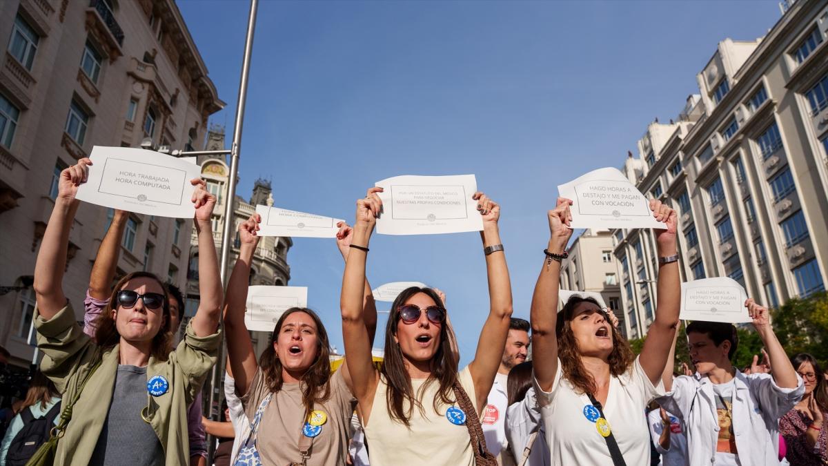 Los sindicatos se hartan de Mónica García y convocan una huelga ...