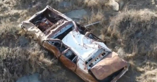 Cette voiture a été abandonnée dans le désert.
