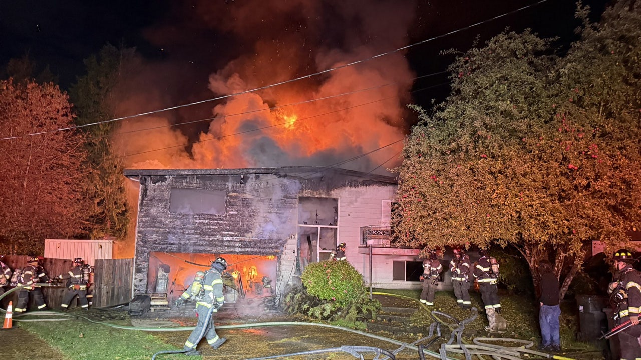 Crews battle early morning house fire in Kent, WA