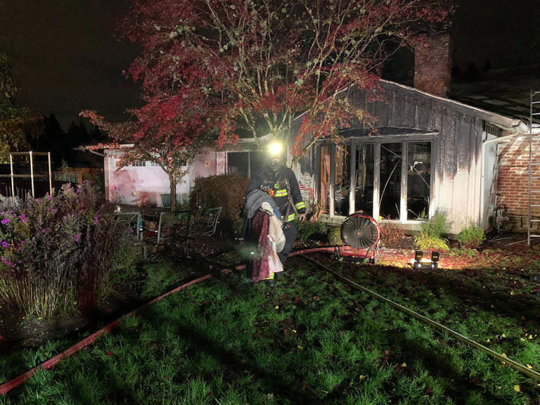 3 people displaced after early morning house fire in Hillsboro