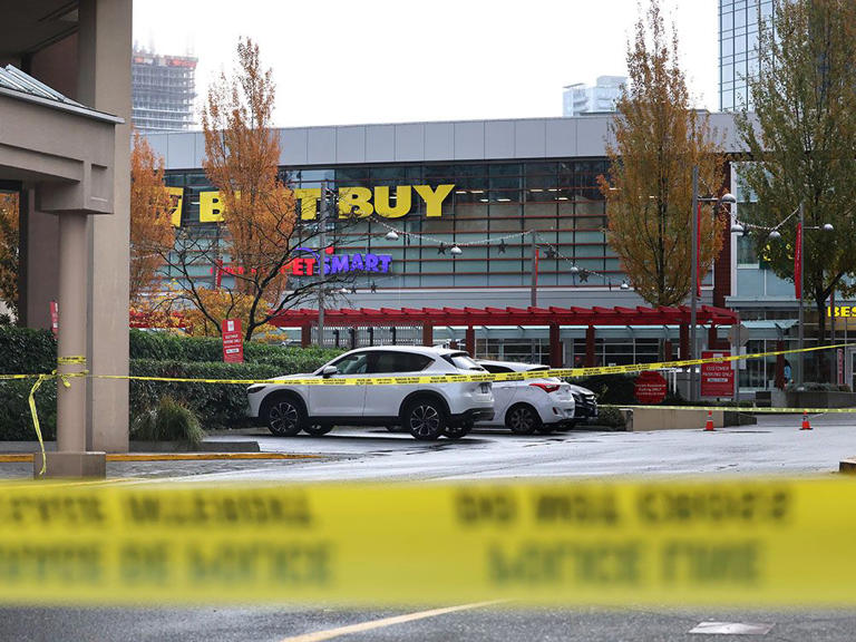 Man dead in shooting at Burnaby's Metrotown mall