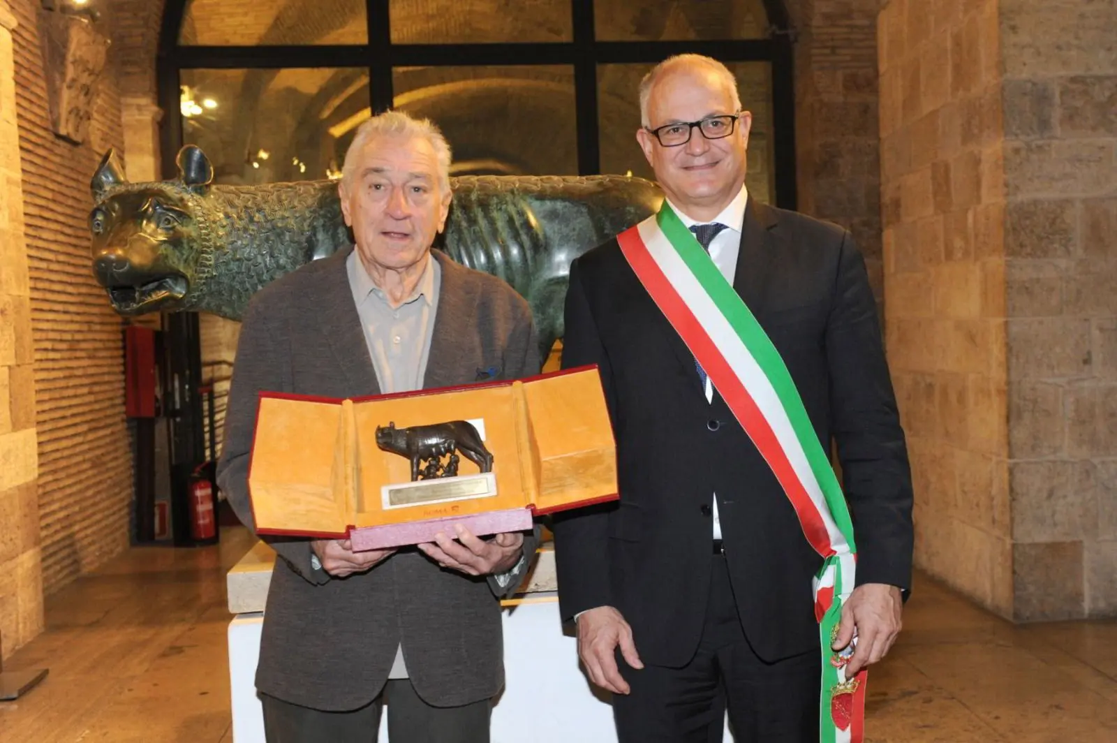 Il sindaco di Roma Gualtieri consegna a Robert De Niro la Lupa Capitolina