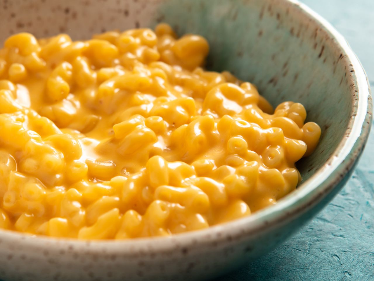 A closeup of macaroni and cheese in a bowl