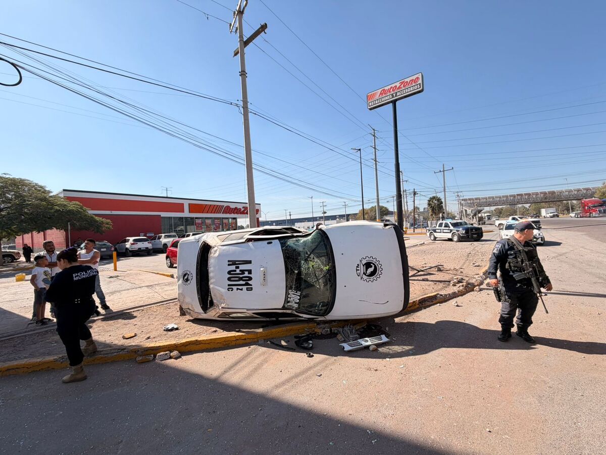 Taxista de 23 años pierde el control y vuelca en Gómez Palacio