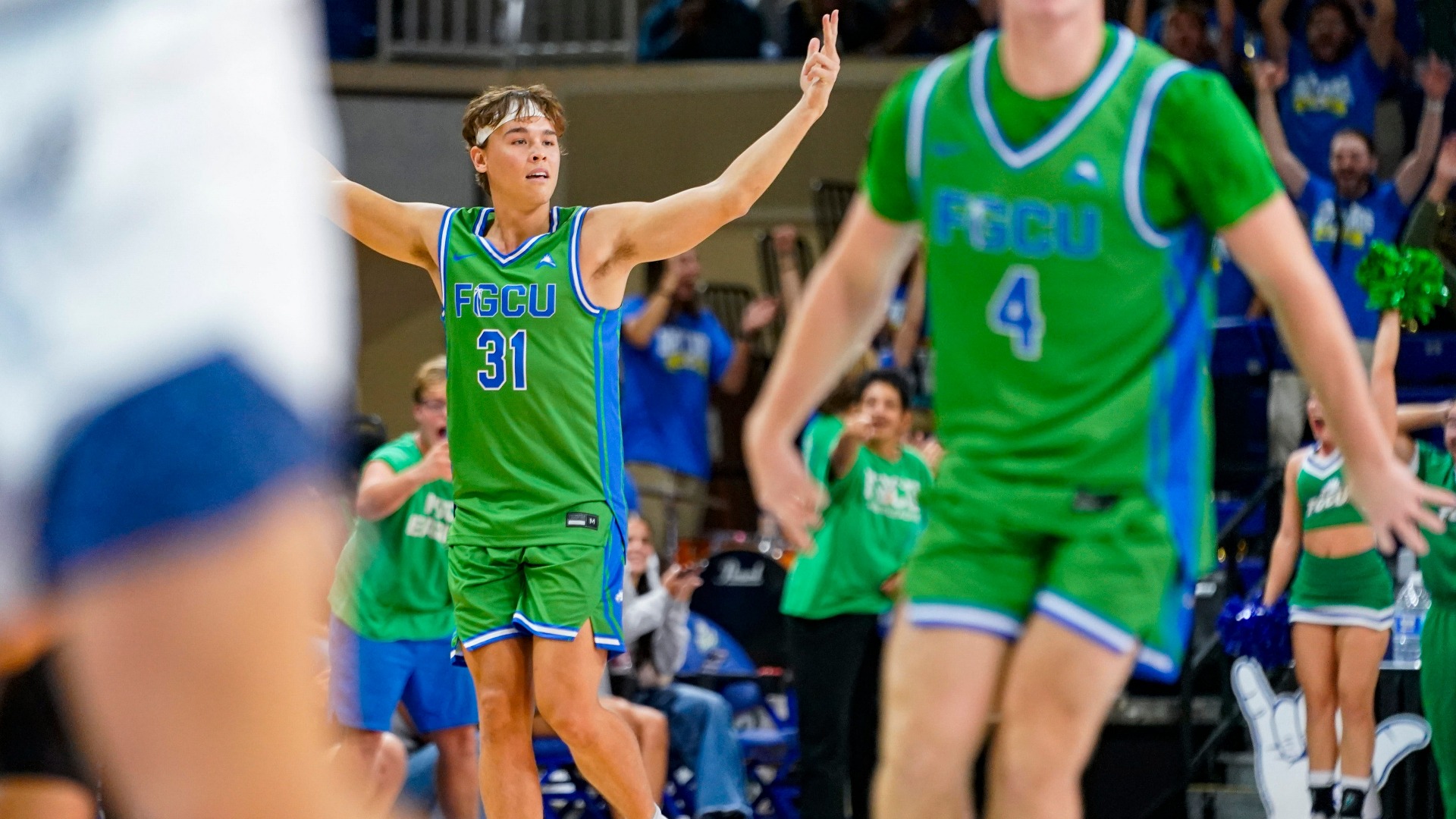 tiktok-star-brandon-dwyer-scores-in-division-i-basketball-game