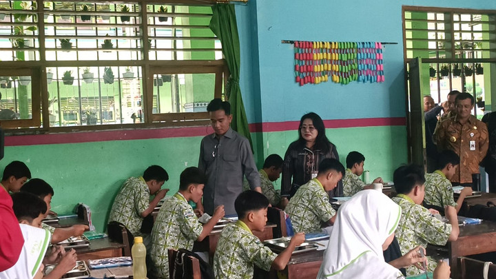 Gibran Kunjungi SMPN 9 Salatiga, Siswa Berebut Kesempatan Bersalaman