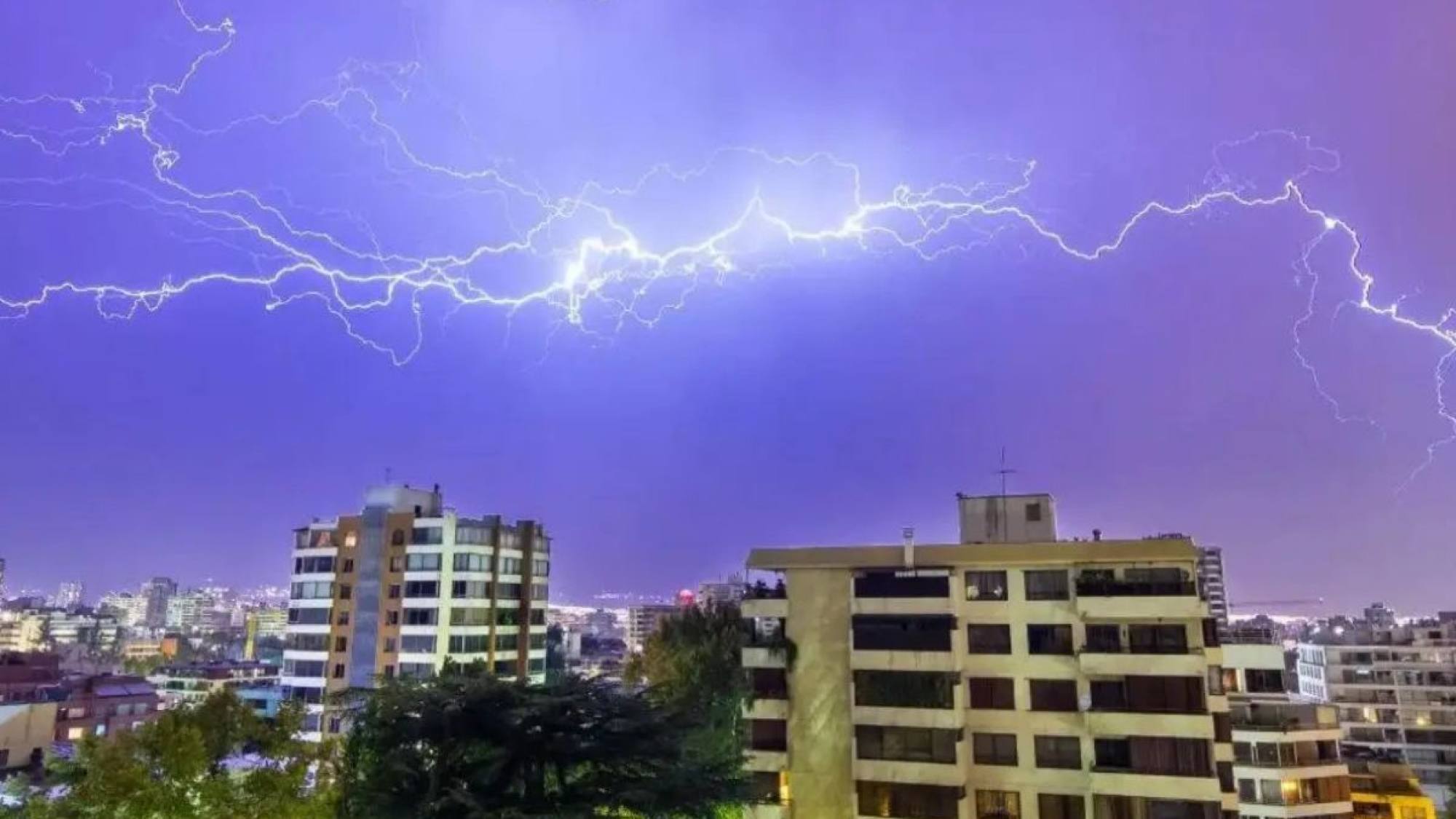 VIDEOS l Truenos y relámpagos: así fue la inesperada tormenta eléctrica ...