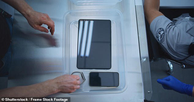 Сотрудники службы безопасности в аэропортах имеют право попросить вас включить устройства и конфисковать их, если вы не можете