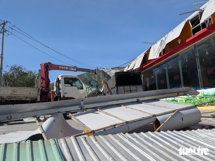 Bão Kalmaegi gây sập và tốc mái hàng ngàn ngôi nhà, mất điện diện rộng ở Gia Lai