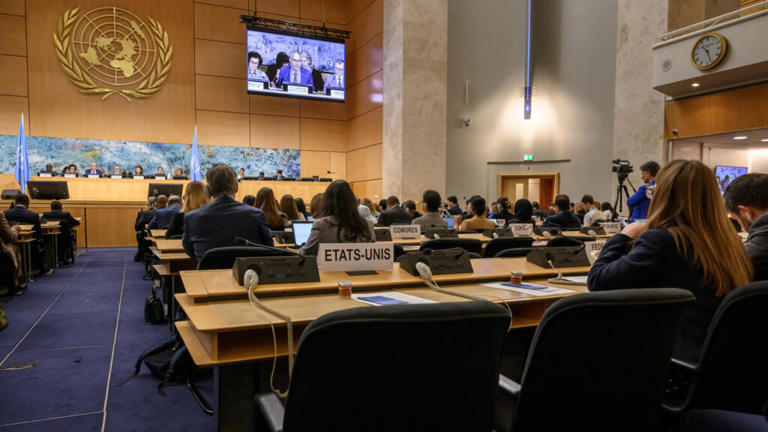 Les sièges vides des délégués américains lors de l'ouverture de la 60e session du Conseil des droits de l'homme de l'ONU à Genève, le 8 septembre 2025, après que Donald Trump a signé un décret retirant son pays de plusieurs organes des Nations unies.