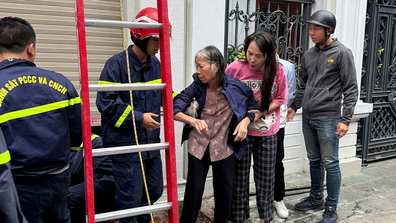 Giải cứu 3 người trong vụ cháy lúc rạng sáng ở Hải Phòng