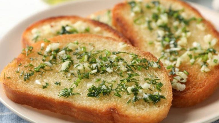 Sin harina y bajo en calorías: cómo hacer el mejor pan de ajo que queda súper crocante y está lleno de sabor