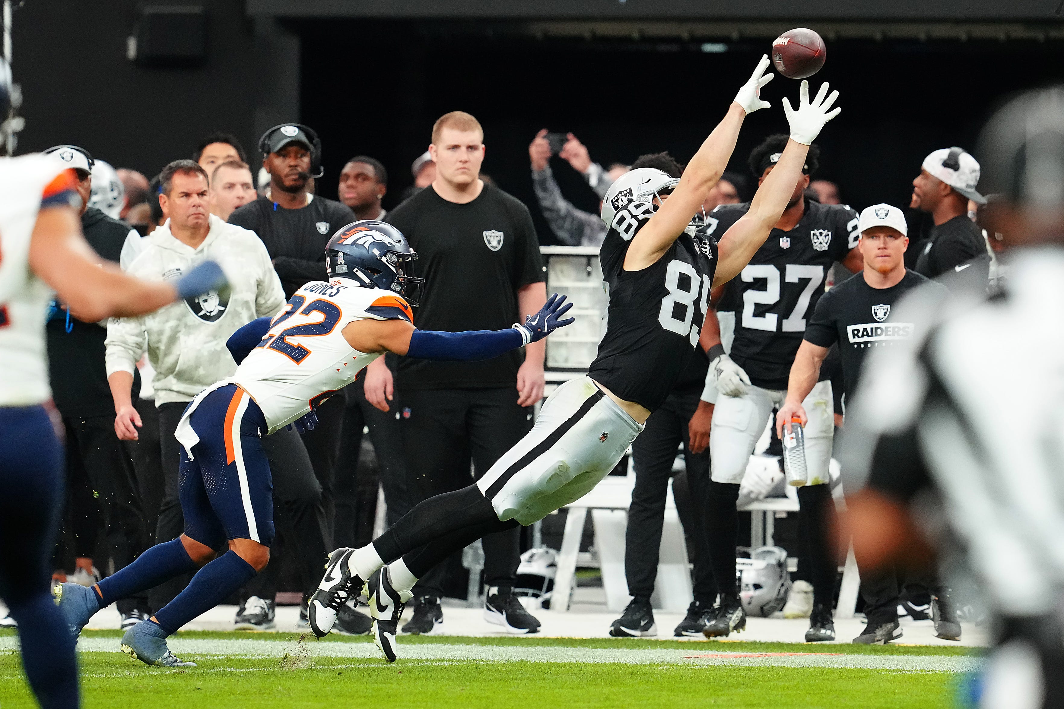 what-channel-is-broncos-vs-raiders-thursday-night-football-game-tonight