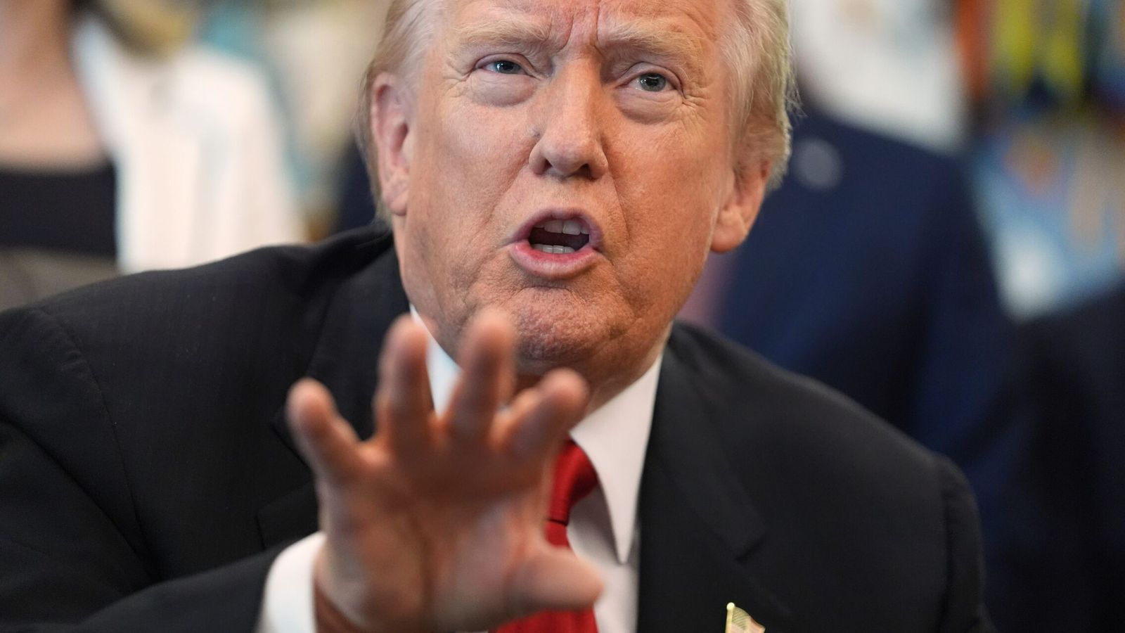El Tribunal Supremo de EEUU apoya a Trump: los pasaportes no reconocen ...