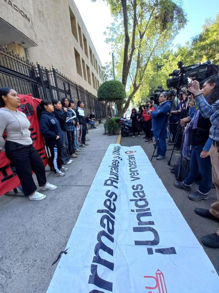 Estudiantes exigen justicia por el asesinato de Carlos Manzo en ...
