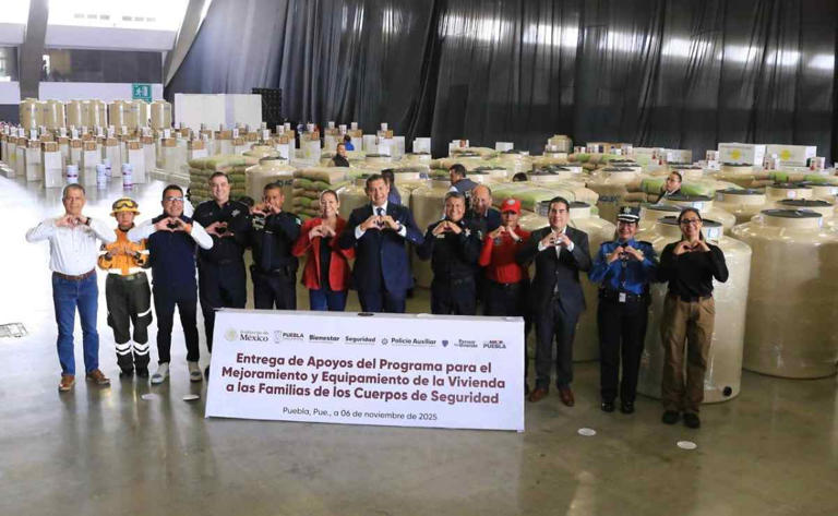 Gobernador de Puebla entrega a elementos policiales apoyos a la ...