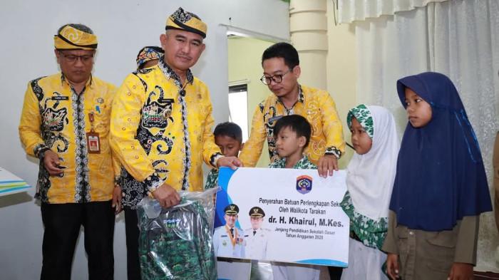 Wali Kota Tarakan Beri Bantuan Sekolah untuk Motivasi Belajar Siswa