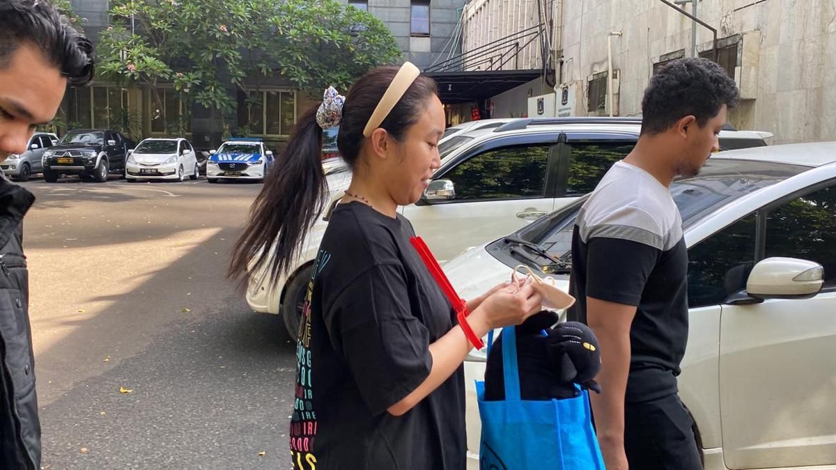 Penampakan Melani Mecimapro Setelah Ditahan: Tangan Terborgol, Bawa Bantal