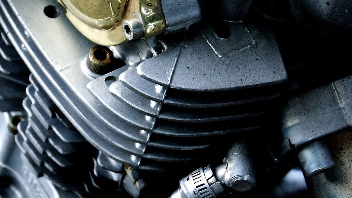 5 Perbedaan Penting Mesin Karburator dan Injeksi Motor