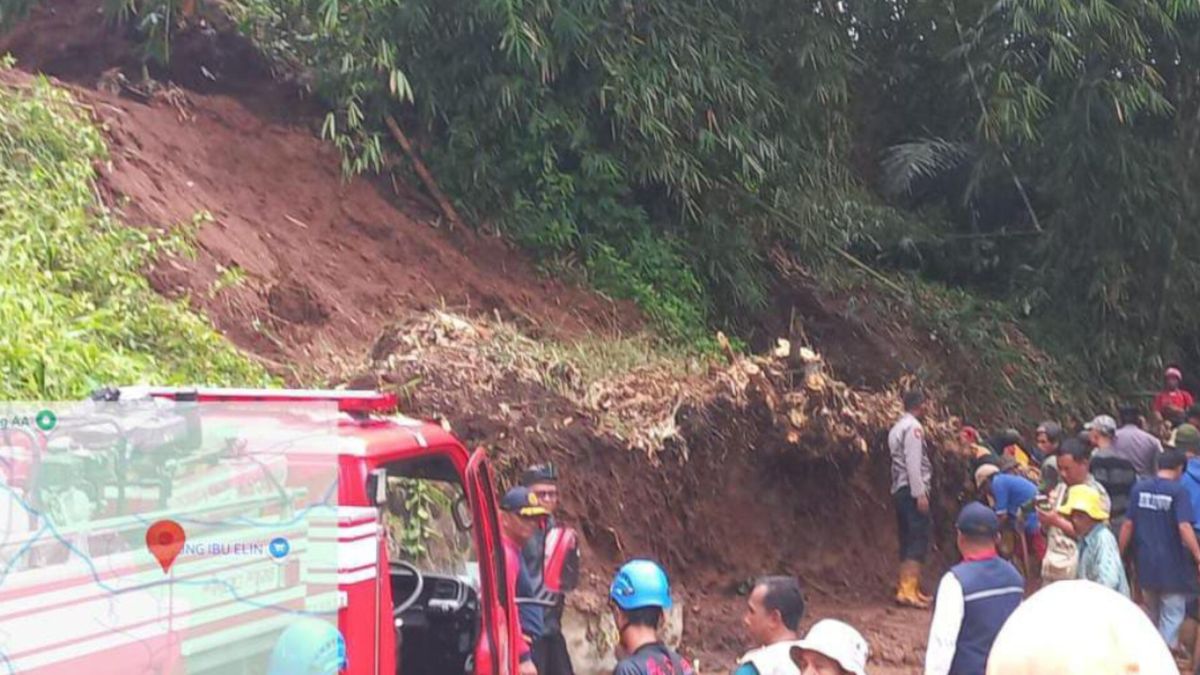 Tanah Longsor Tutupi Jembatan Cinangsi, Akses Dua Desa Terputus