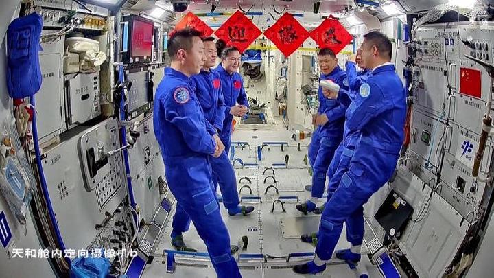 Pesawat Terkena Puing Luar Angkasa, 3 Astronot Tertunda Pulang ke Bumi