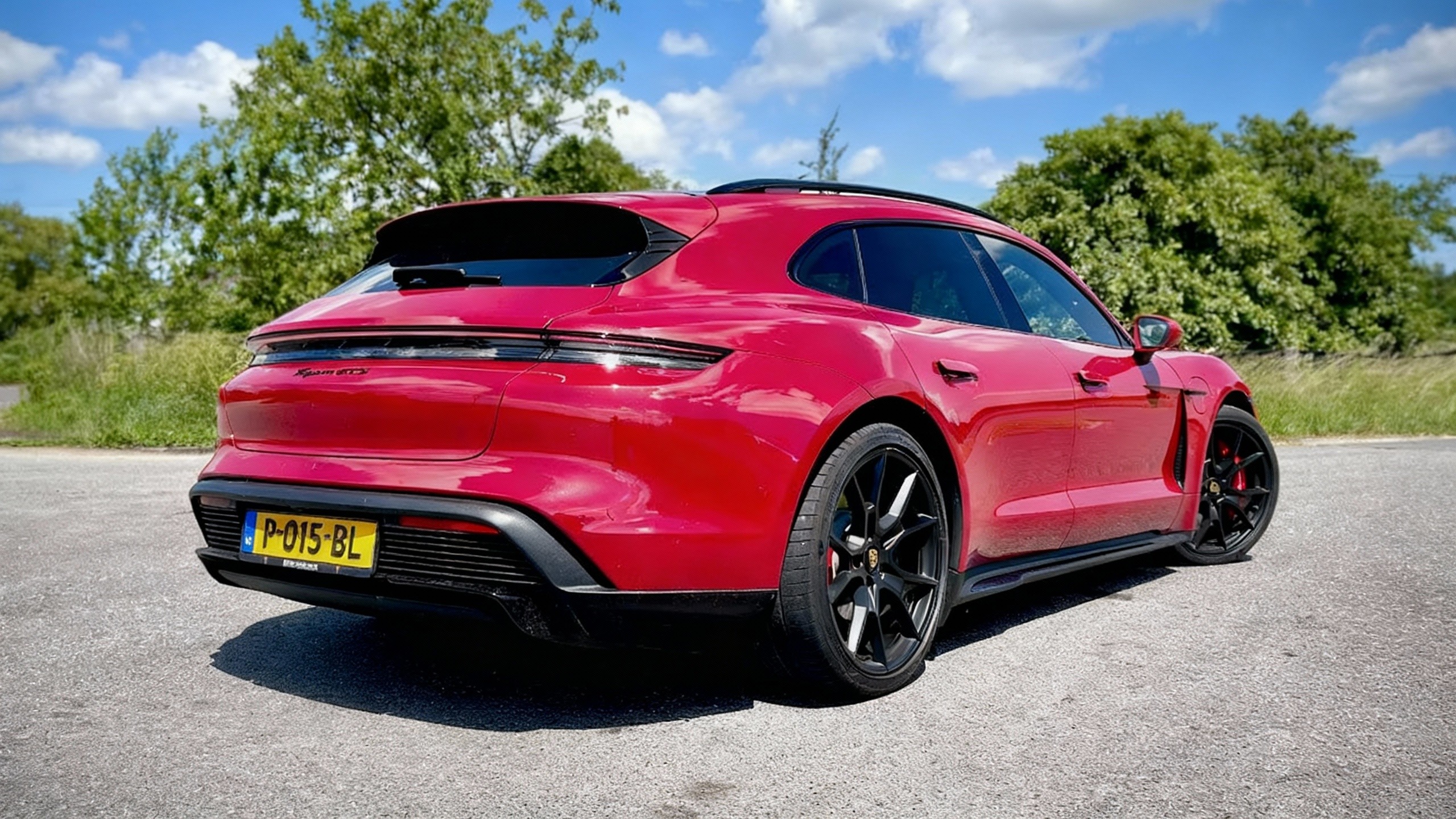 Porsche Taycan GTS – Performance & Speed in a Wagon!