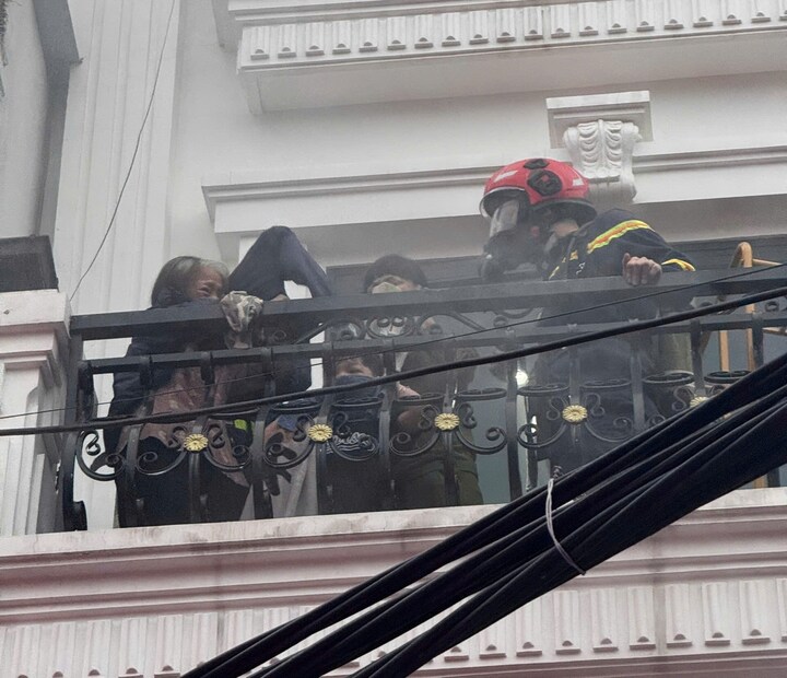 Giải cứu 3 nạn nhân mắc kẹt trong vụ cháy ngôi nhà 6 tầng ở Hải Phòng