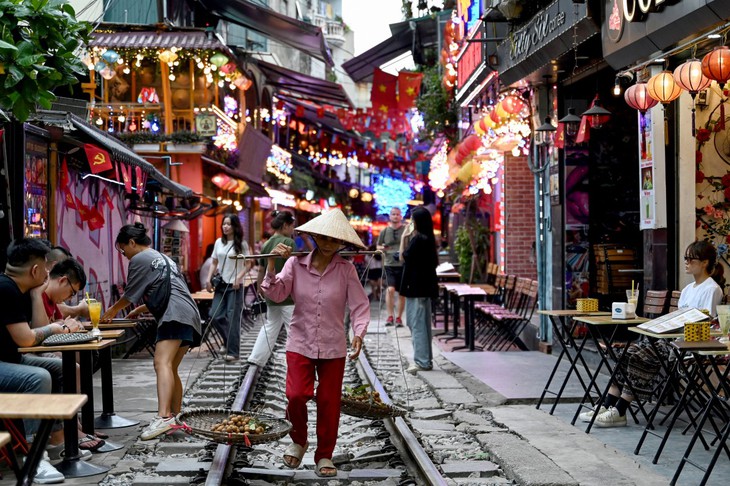 Nikkei Asia: Việt Nam đón 'cơn sóng vàng' du khách Trung Quốc