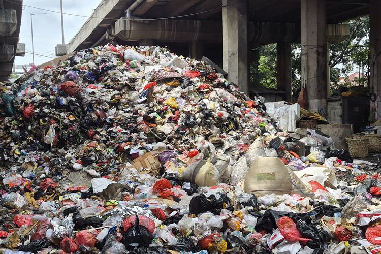 Bantar Gebang Longsor Picu Penumpukan Sampah di Bawah Tol