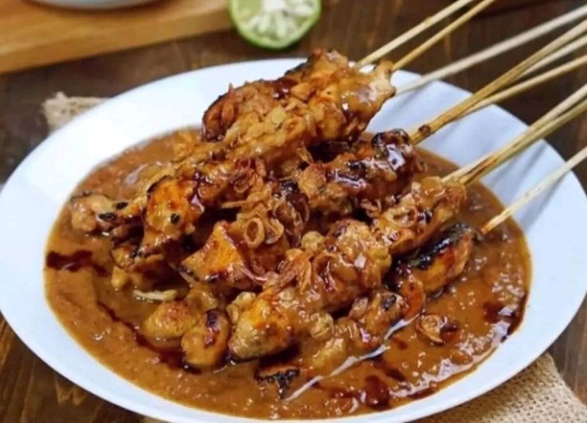 Cicipi Sate Ayam Bumbu Kacang Terenak di Surabaya: Ratusan Tusuk Ludes Sehari!