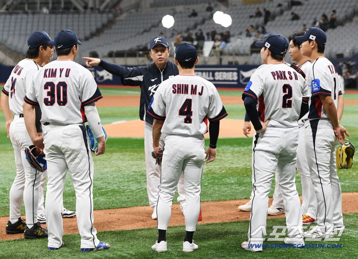 Coach Lee Dong-wook teaches infield defense training