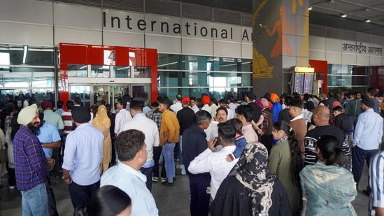 Delhi Airport flight status Live Updates: Over 400 flights delayed due ...