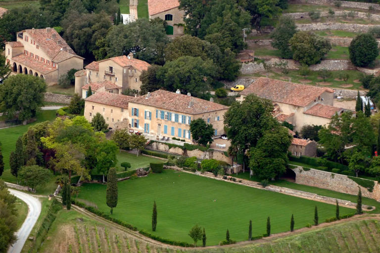 Brad Pitt ban đầu đệ đơn kiện Angelina Jolie vào năm 2022, cáo buộc rằng cả hai từng có thỏa thuận không được bán phần sở hữu nhà máy rượu của mình nếu không có sự đồng ý của người còn lại - Ảnh: Stephane Lenhof