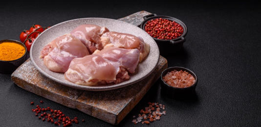 أفخاذ الدجاج النيئة