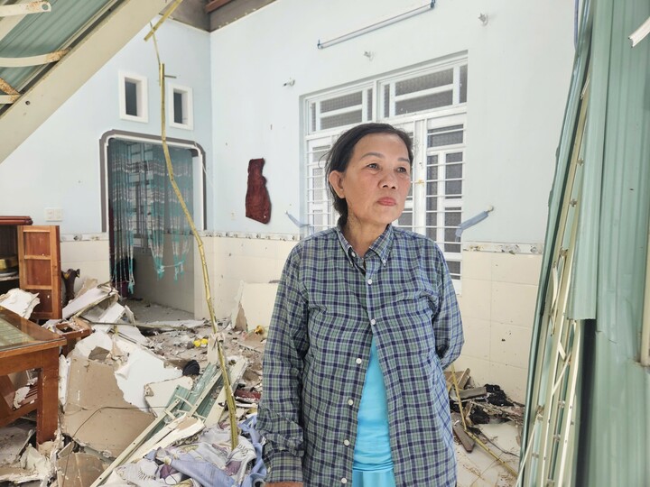 Bão cuốn phăng mái nhà, cả gia đình 7 người chui vào nhà vệ sinh cầu cứu