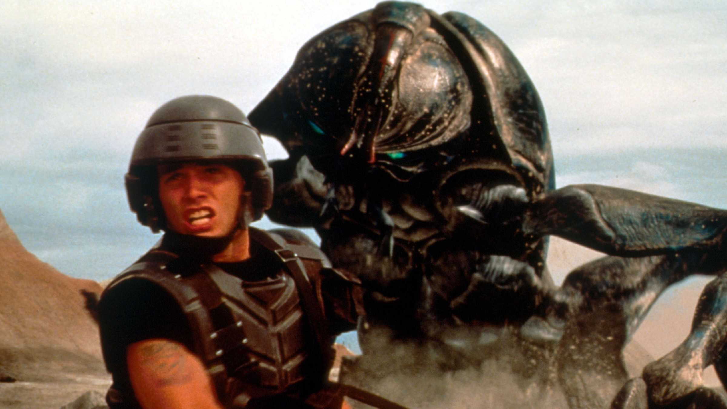 Casper Van Dien and and alien in Starship Troopers