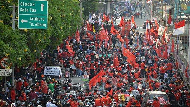 Riset Celios: Lima Tahun UU Cipta Kerja, Kondisi Buruh Memburuk