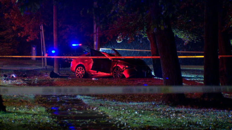 Driver dies after crashing vehicle into tree in Milwaukee
