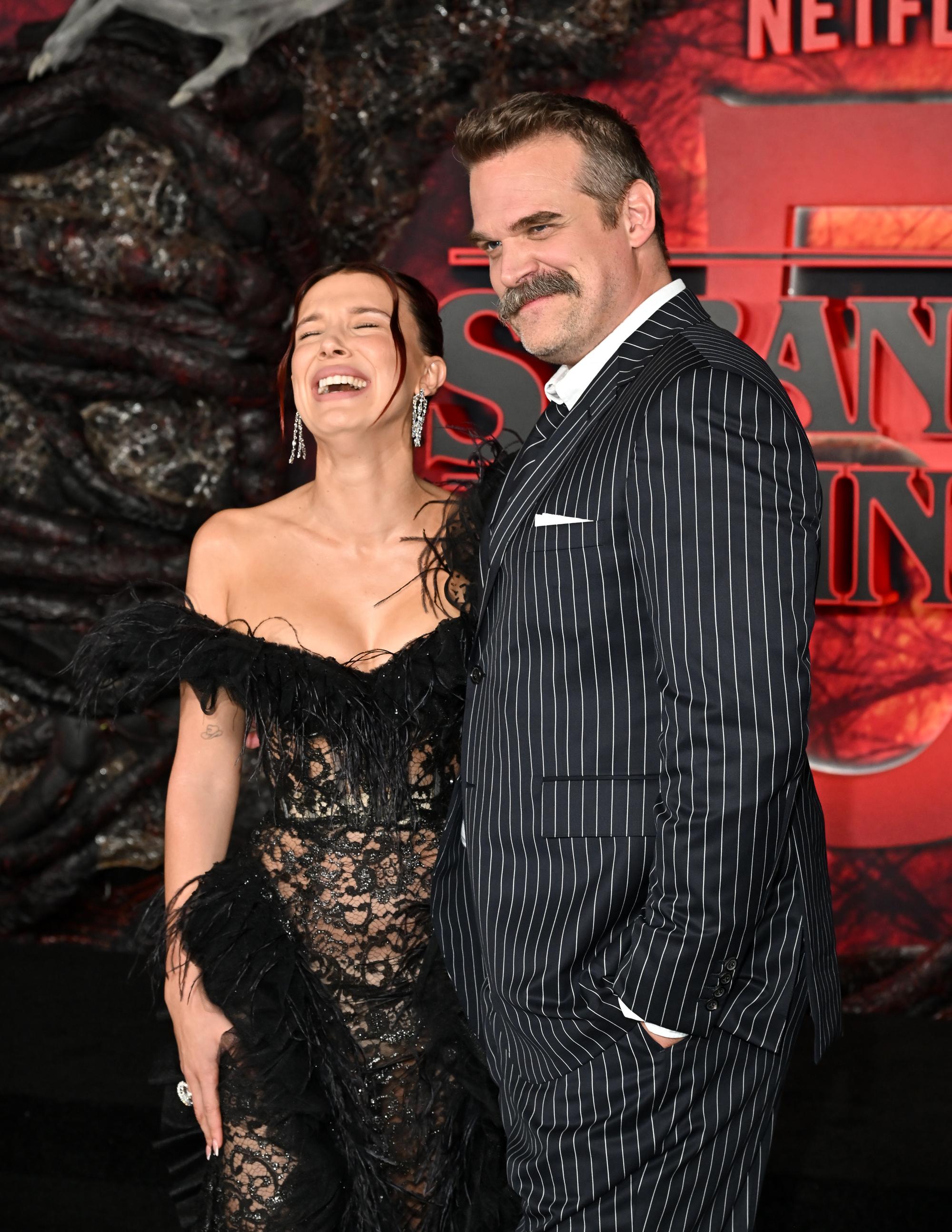 Millie Bobby Brown et David Harbour à la première de « Stranger Things » 5 à Los Angeles